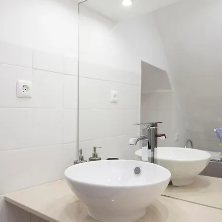 Santana Studio W/ Balcony * Лиссабон